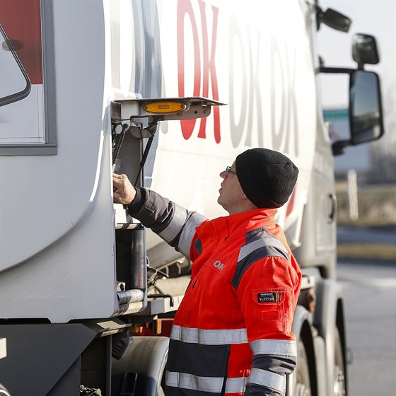 OK tankvogn og chauffør ved siden af