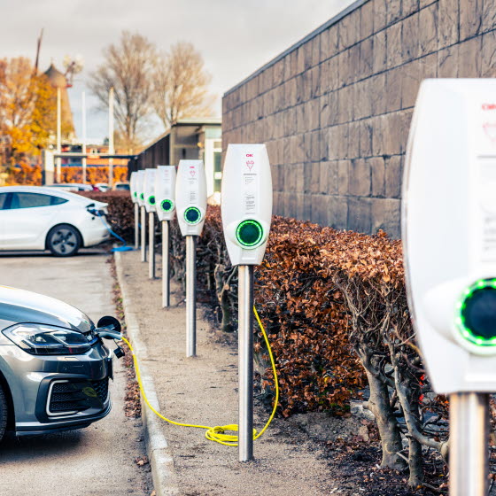 Parkeringsplads med en række ladestandere til elbiler