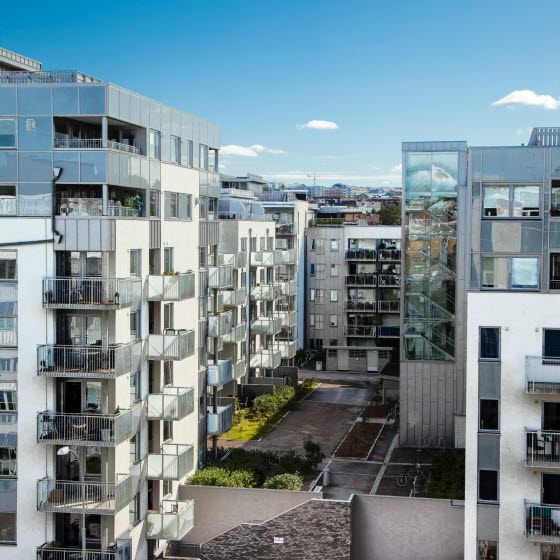 Hvide boligblokke med lejligheder med altan