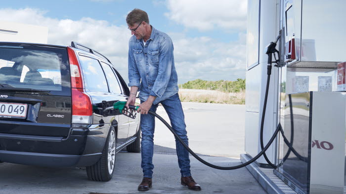 Mand i færd med at tanke bilen hos OK
