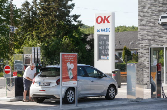 Bil holder ved OK-tankstation og vaskehal