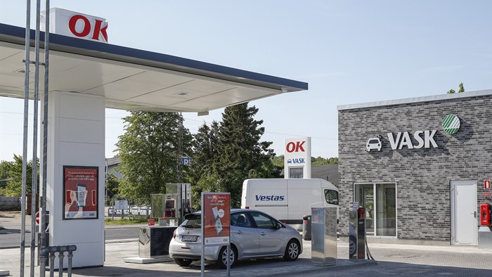 Bil i færd med at tanke ved OK-tankstation og vaskehal