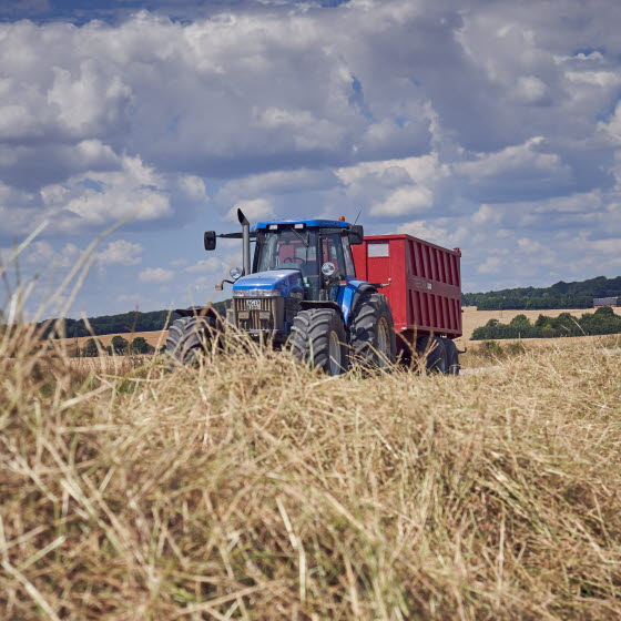 Traktor på mark