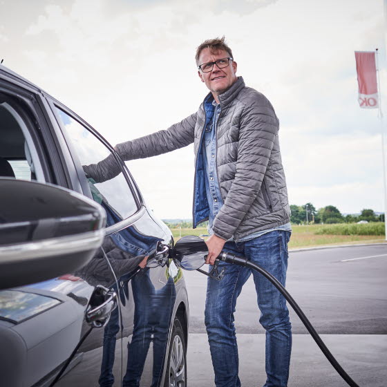 Mand i færd med at tanke sin bil ved en OK-tankstation