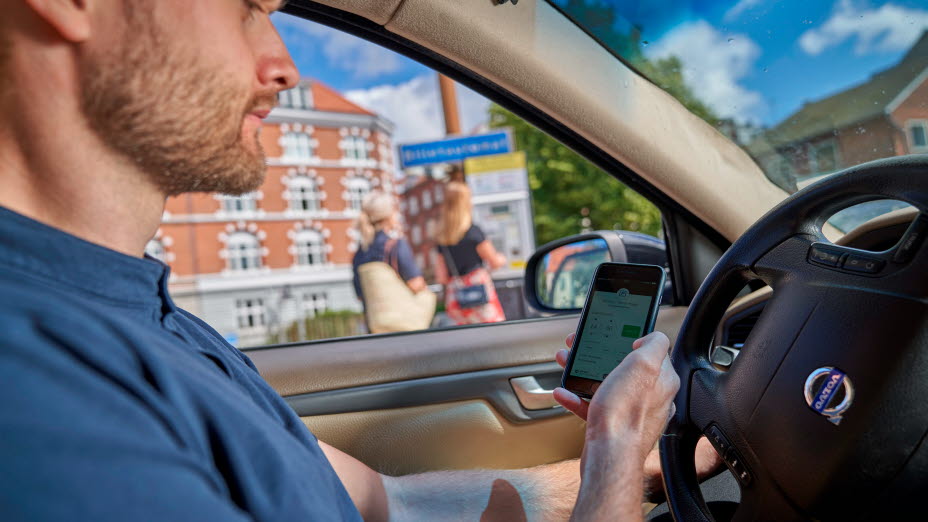 Mobiltelefonskærm med visning af hvordan du indstiller betaling for parkering