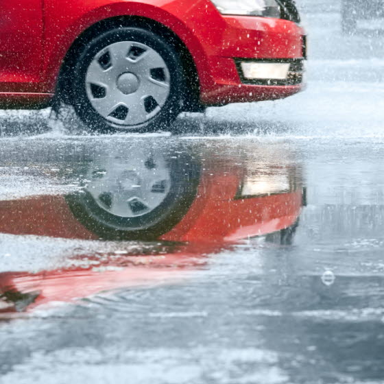 Undgå at køre bilen gennem oversvømmelser