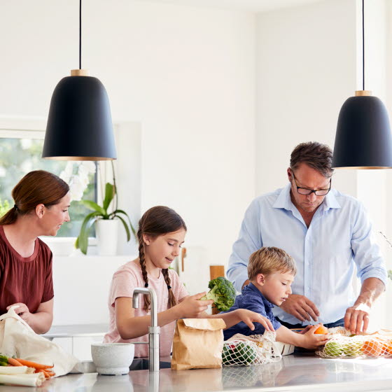 Familie ved køkkenbord