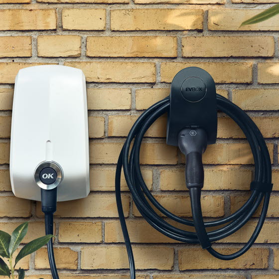 OK Ladeboks med kabel på mur
