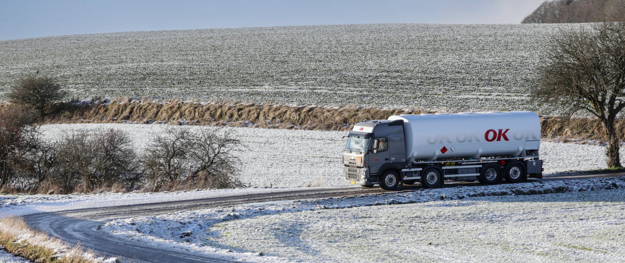 OK tankbil på vintervej i snelandskab