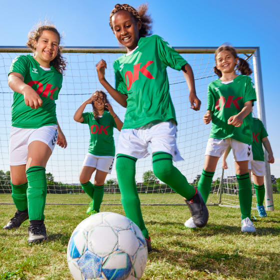 Fodboldspillere løber efter fodbolden