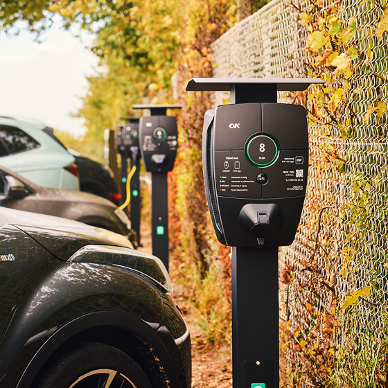 OK-ladestandere på parkeringsplads