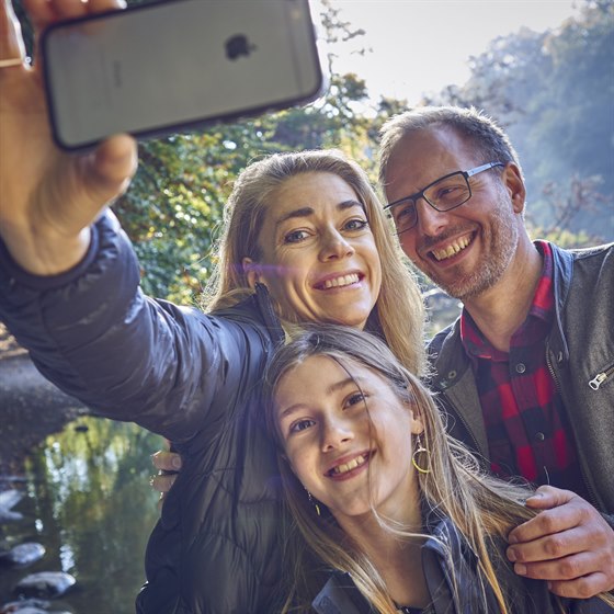 Mor, far og datter i skoven tager selfie