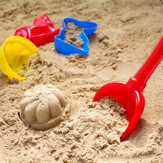 Farverige legeredskaber i sand