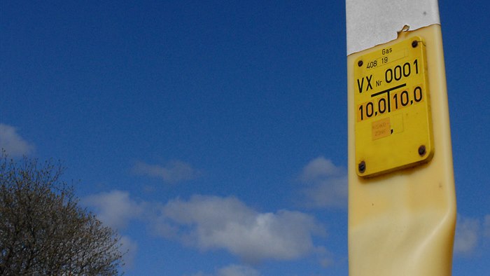 Naturgasmarkør i landskab med blå himmel