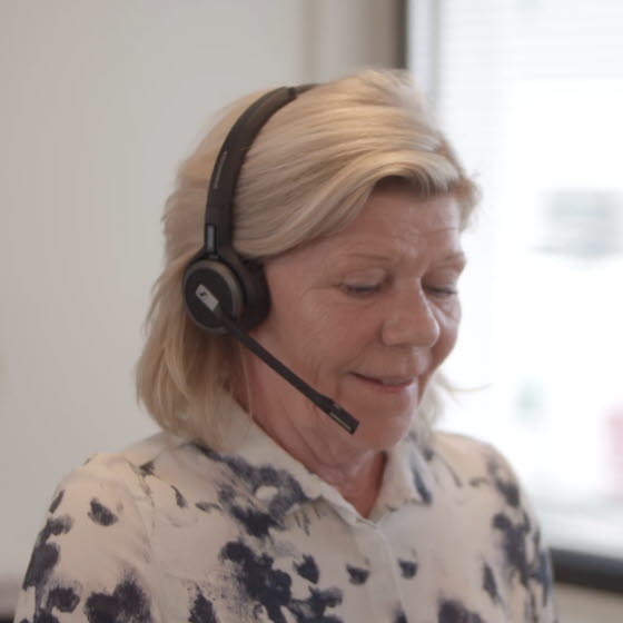 Kvinde taler i telefon headset