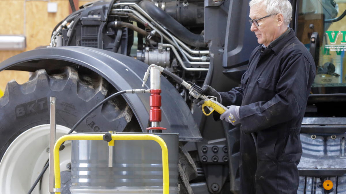 Mand ved traktor