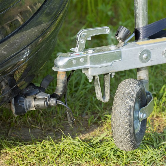 Trailer på krogen efter bil