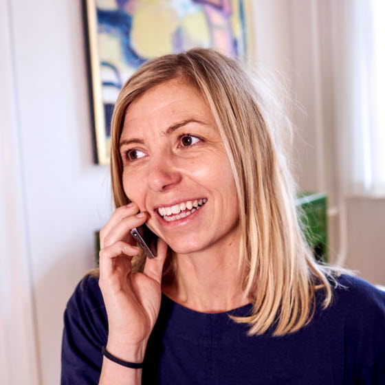 Kvinde snakker i mobiltelefon