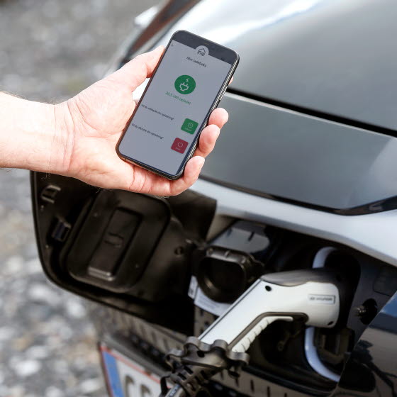 Mobiltelefon med visning af Min ladeboks-funktion i OK's app