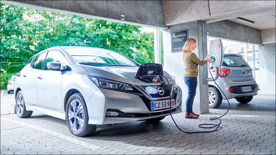 Kvinde betjener ladeboks