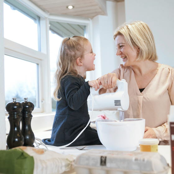 Kvinde og barn i køkken med elpisker og skål