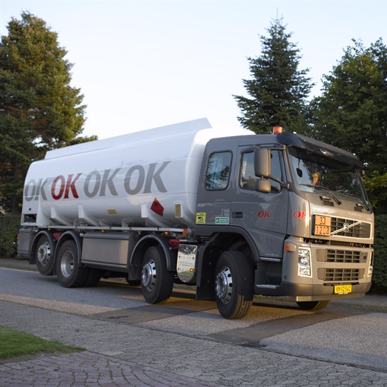 OK tankvogn i færd med at dreje ind i indkørsel
