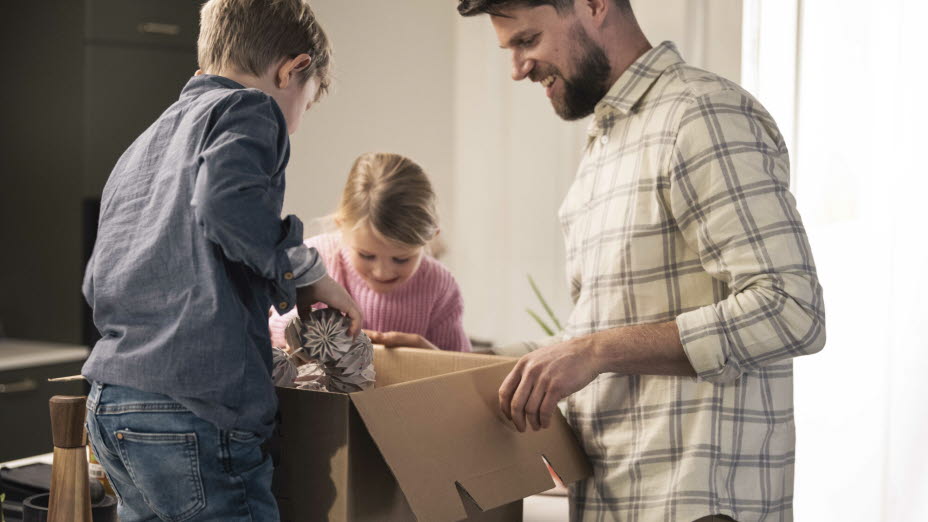 Familie pakker flyttekasse
