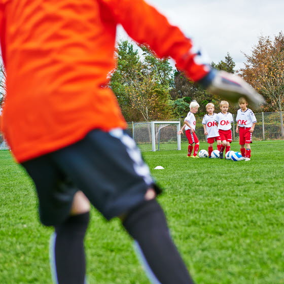 Drenge spiller fodbold