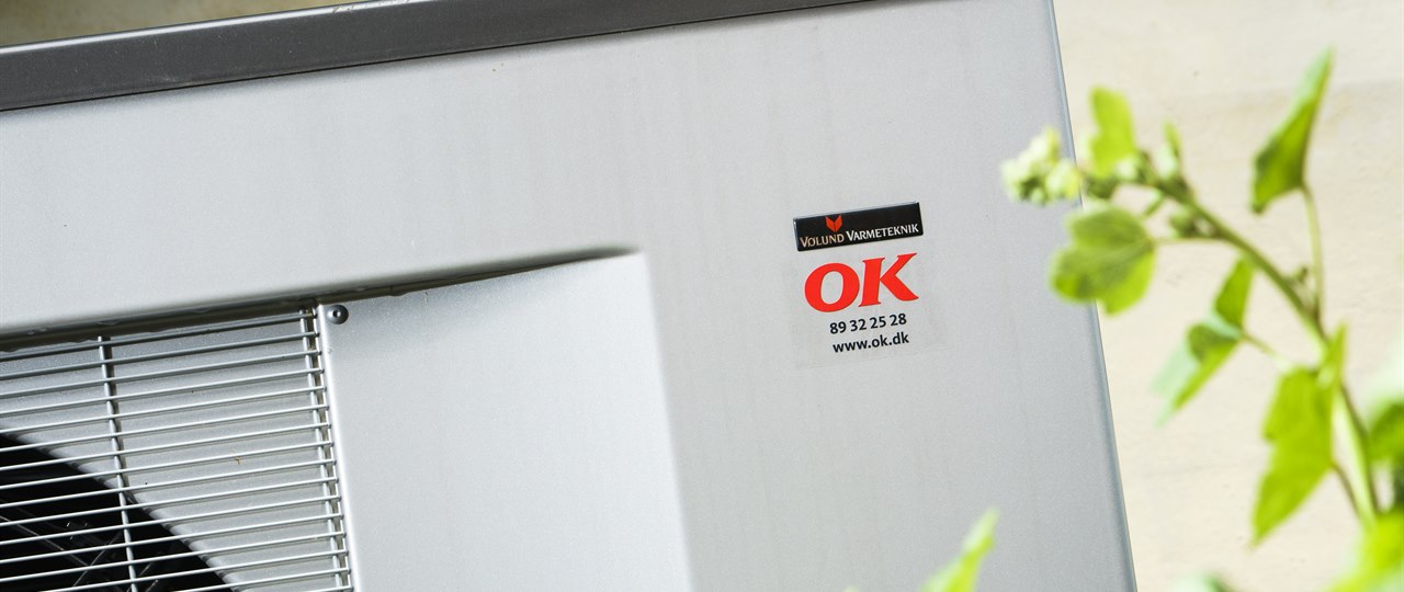 Nærbillede af udedelen på en luft til vand-varmepumpe fra Vølund