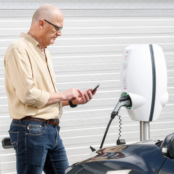Mand starter opladning ved ladestander fra OK