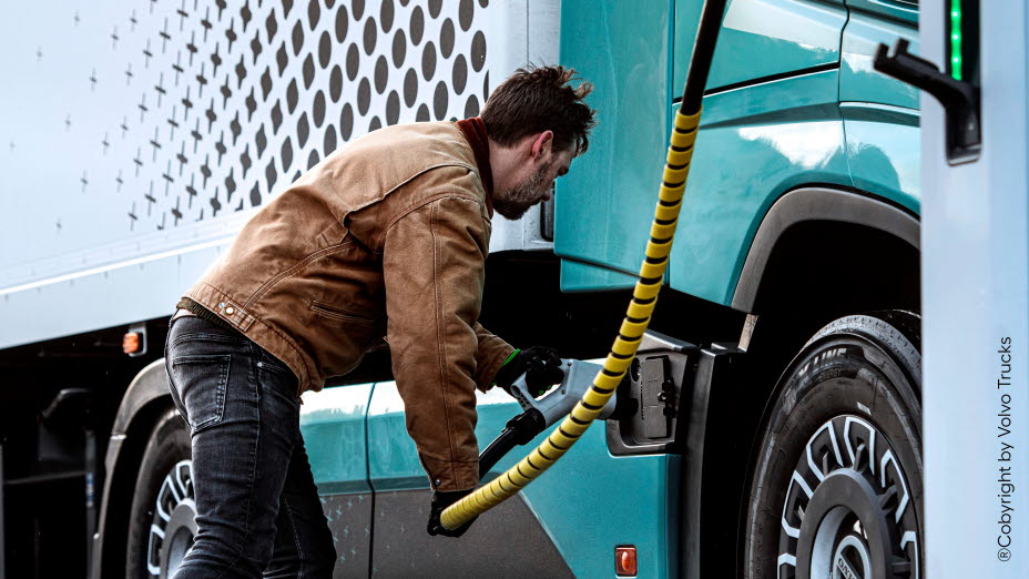 Mand lader ellastbil