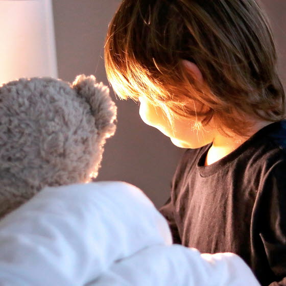 Dreng med bamse