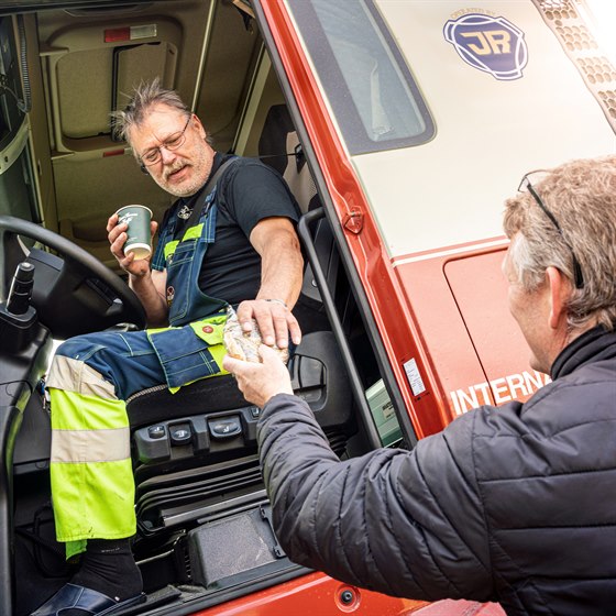 Chauffør får rundstykker og kaffe i lastbil