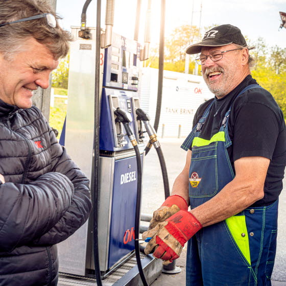 To mænd taler ved Truckdiesel-station