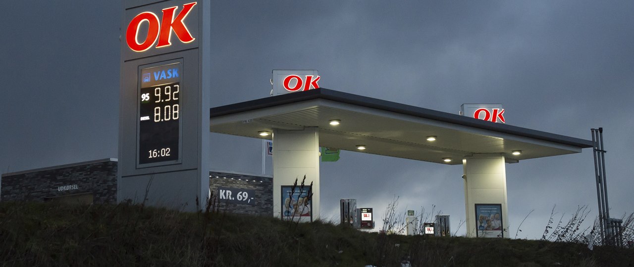 OK-tankstation og prisskilt i aftenmørke