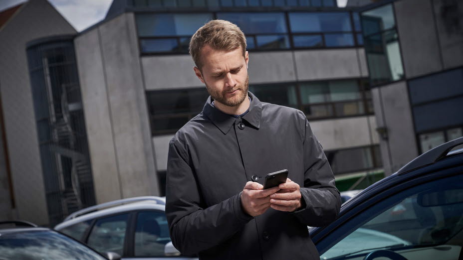 Mand med smartphone i hånden