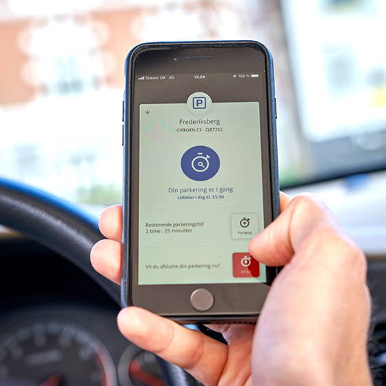 Mobil i hånd - parkér med OK's app