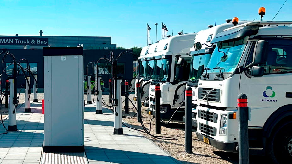 Lastbiler ved ladestandere