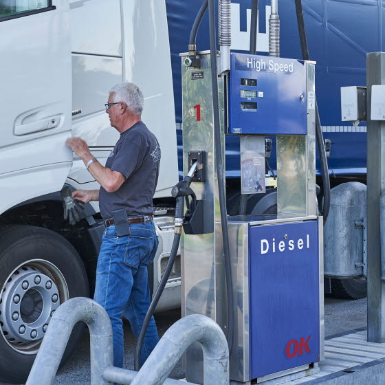 Mand ved lastbil tanker diesel