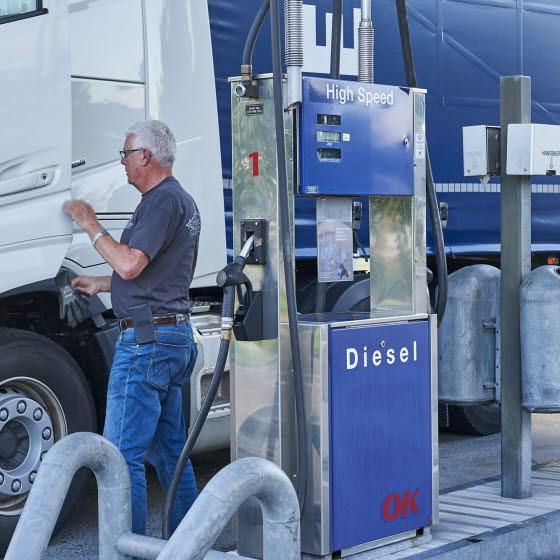 Mand ved lastbil tanker diesel