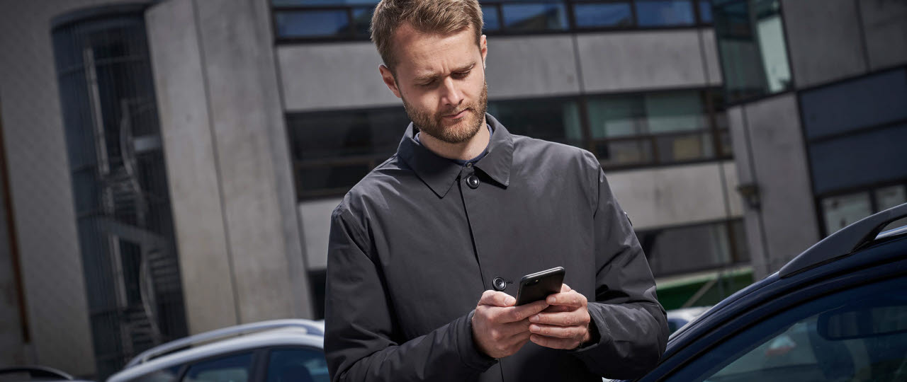 Mand med smartphone i hånden