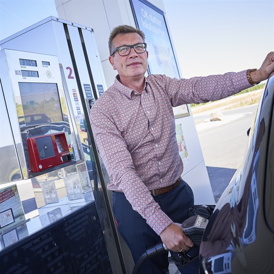 Mand tanker ved OK tankstation