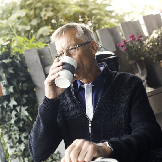 Sundhedsforsikring mand drikker kaffe