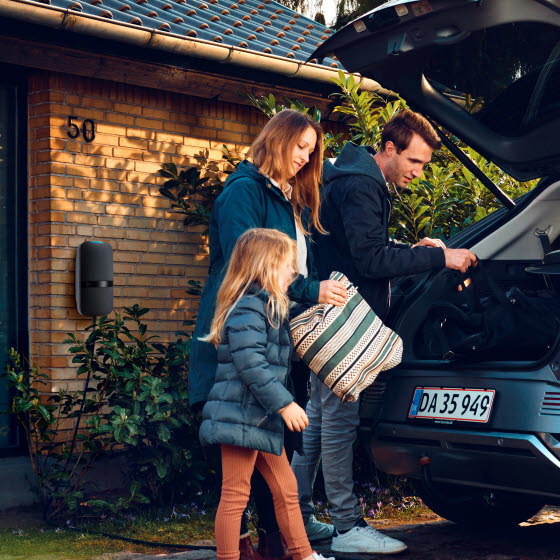 Familie lader elbil