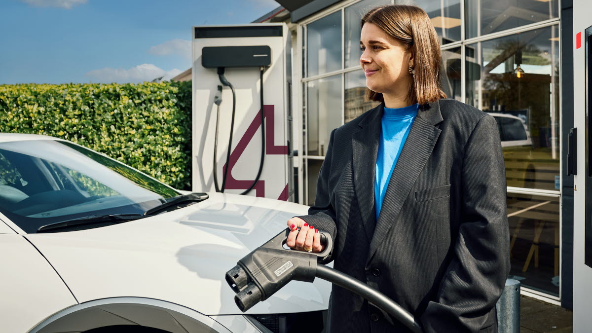 Kvinde ved OK-ladestander