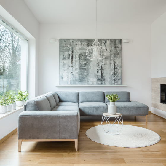 Stor blågrå hjørnesofa i hvid stue