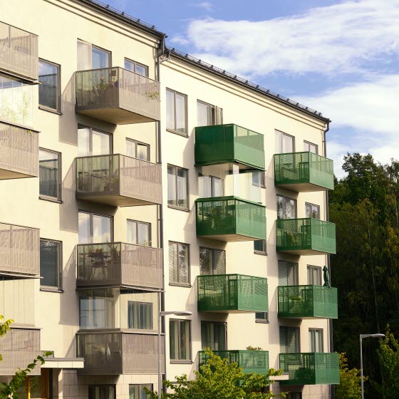 Hvide boligblokke med grå og grønne altaner