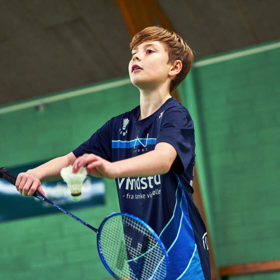 Dreng spiller badminton