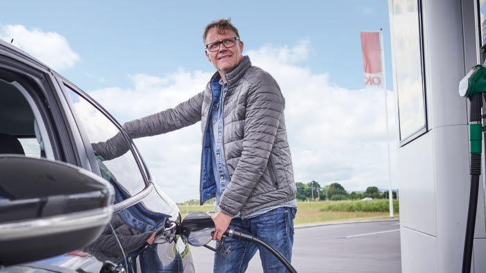 Mand i færd med at tanke bil på OK-tankstation