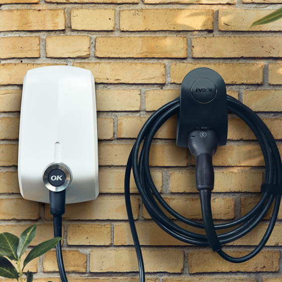 OK Ladeboks med kabel på mur